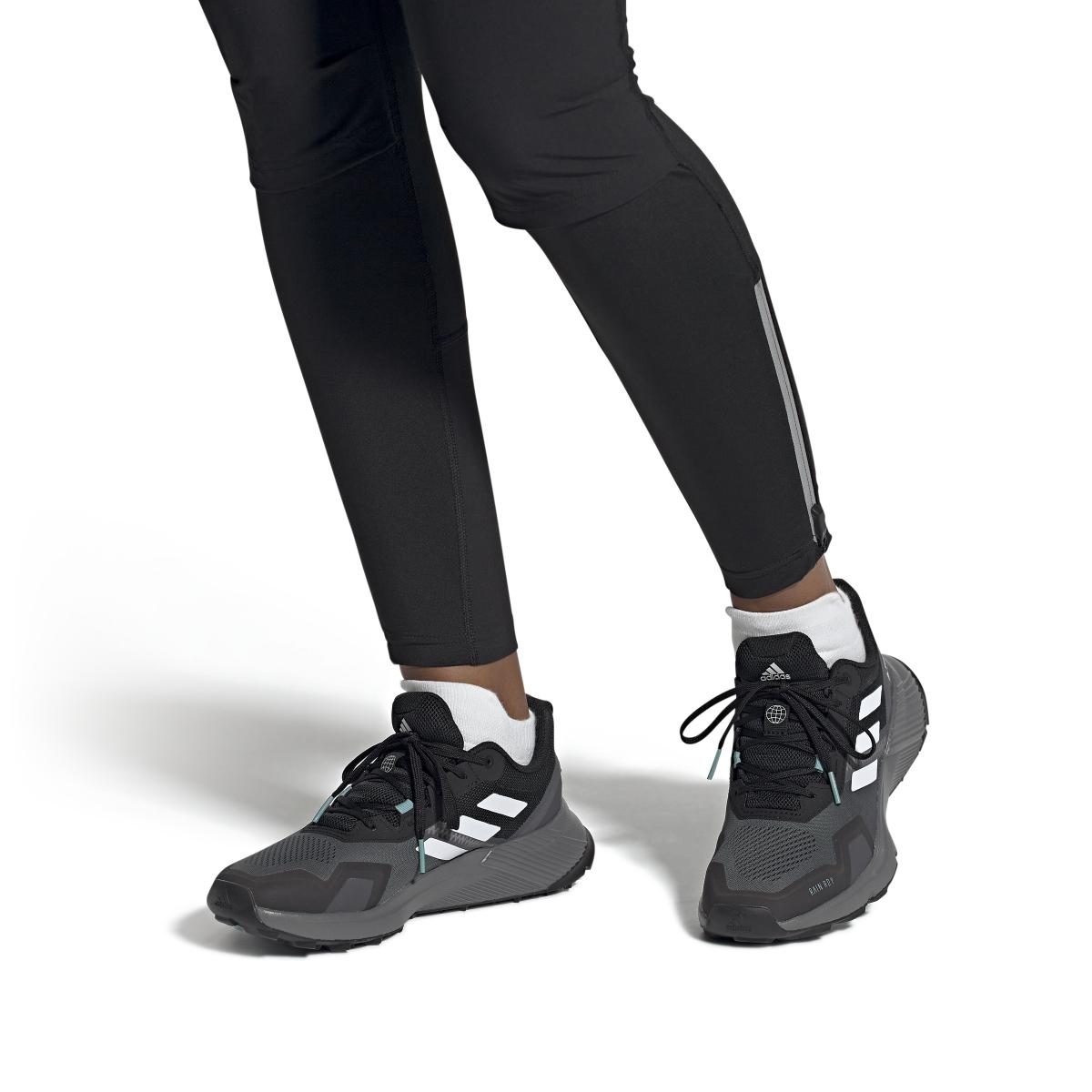 product/a/d/adidas_fz3045_11_footwear_on_model_front_view_white_000.jpg