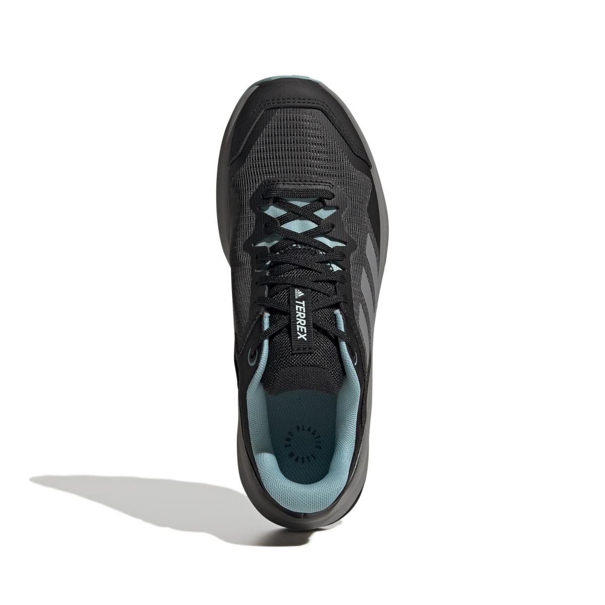 product/a/d/adidas_gw5557_3_footwear_photography_top_portrait_view_white_000.jpg