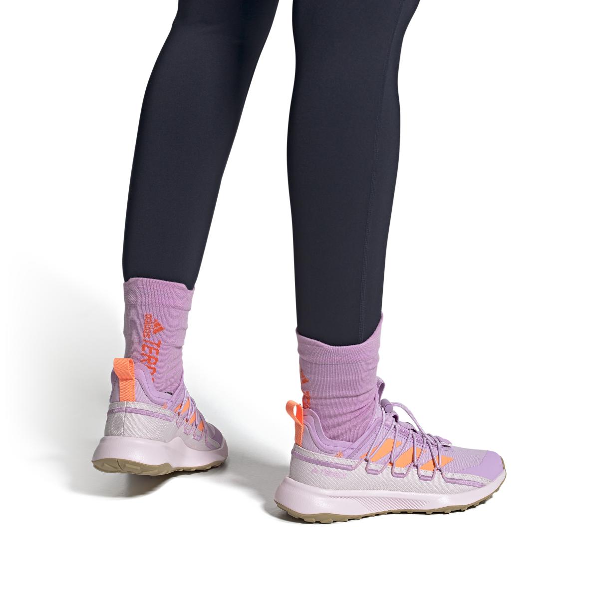 product/a/d/adidas_gx8688_11_footwear_on_model_front_view_white_000.jpg