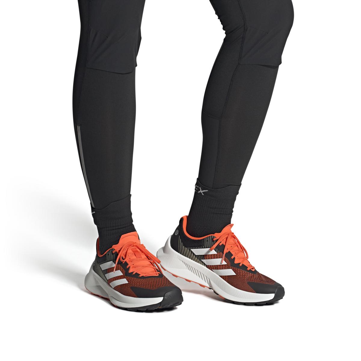 product/a/d/adidas_hp5564_11_footwear_on_model_front_view_white_000.jpg