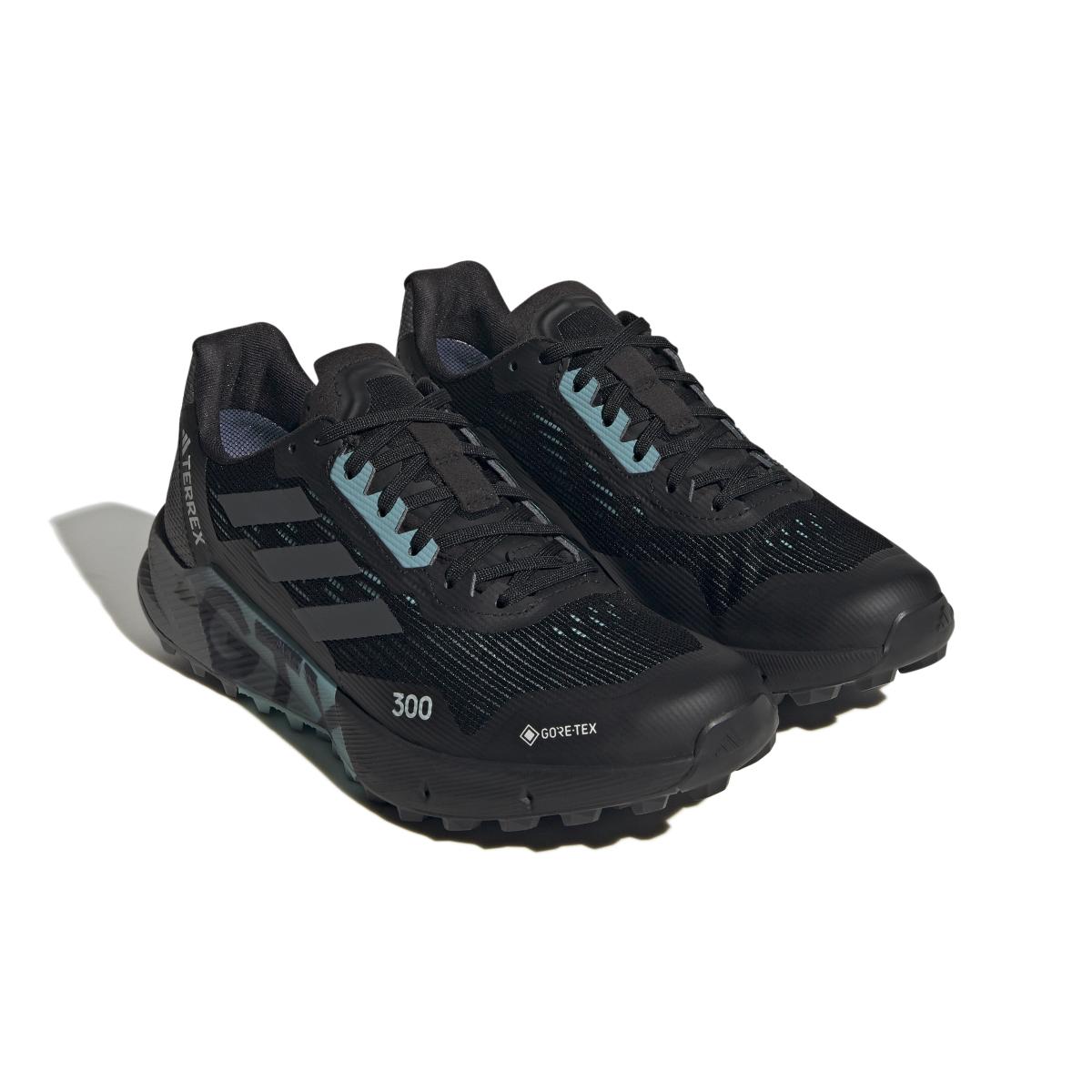 product/a/d/adidas_hr1145_6_footwear_photography_front_lateral_top_view_white_000.jpg
