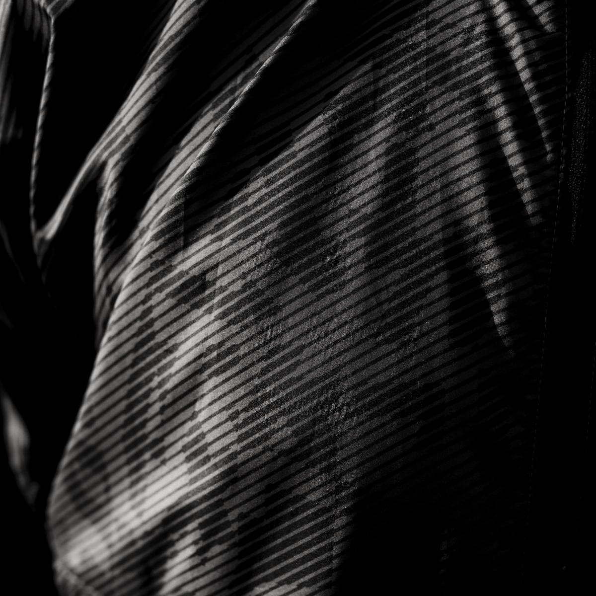product/a/d/adidas_in6726_15_apparel_photography_highlight_view_1.jpg