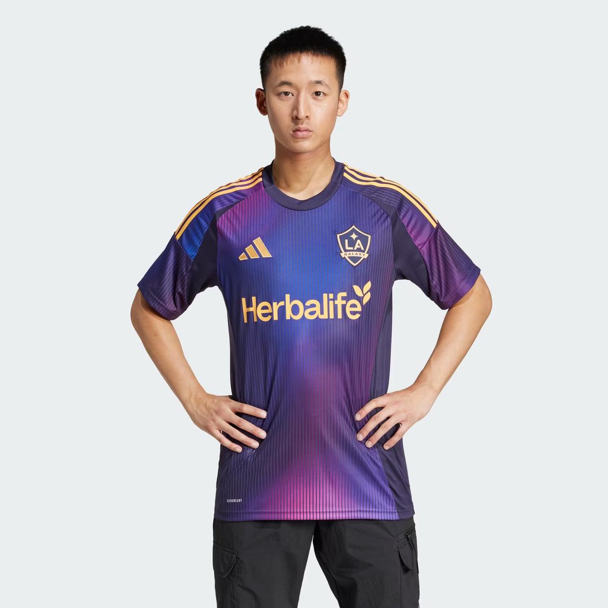 product/a/d/adidas_iv9853_nobink_3.jpg