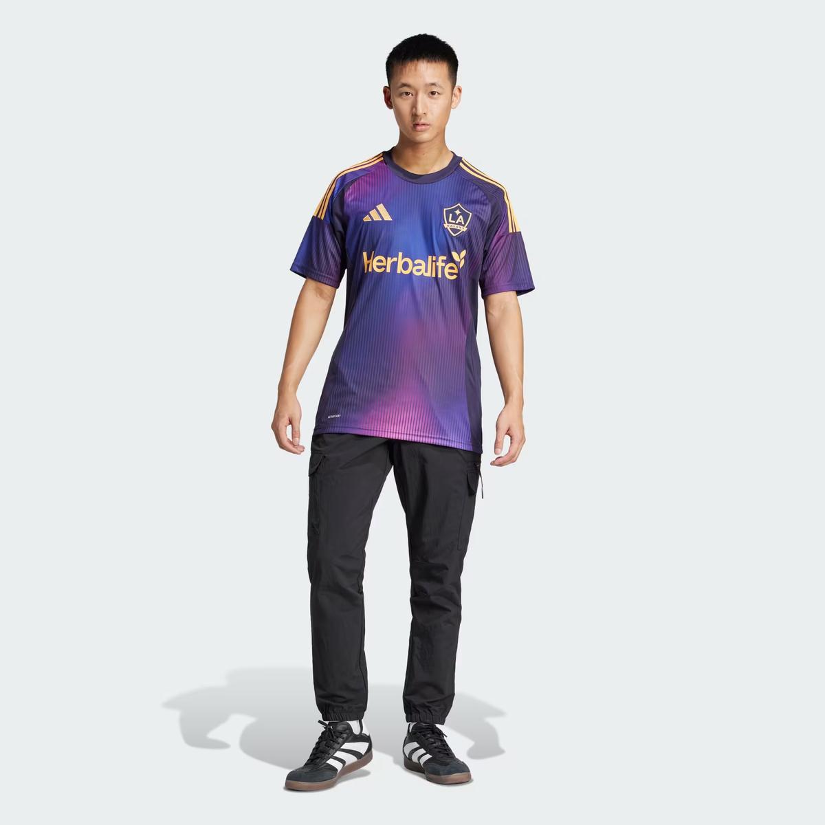 product/a/d/adidas_iv9853_nobink_8.jpg