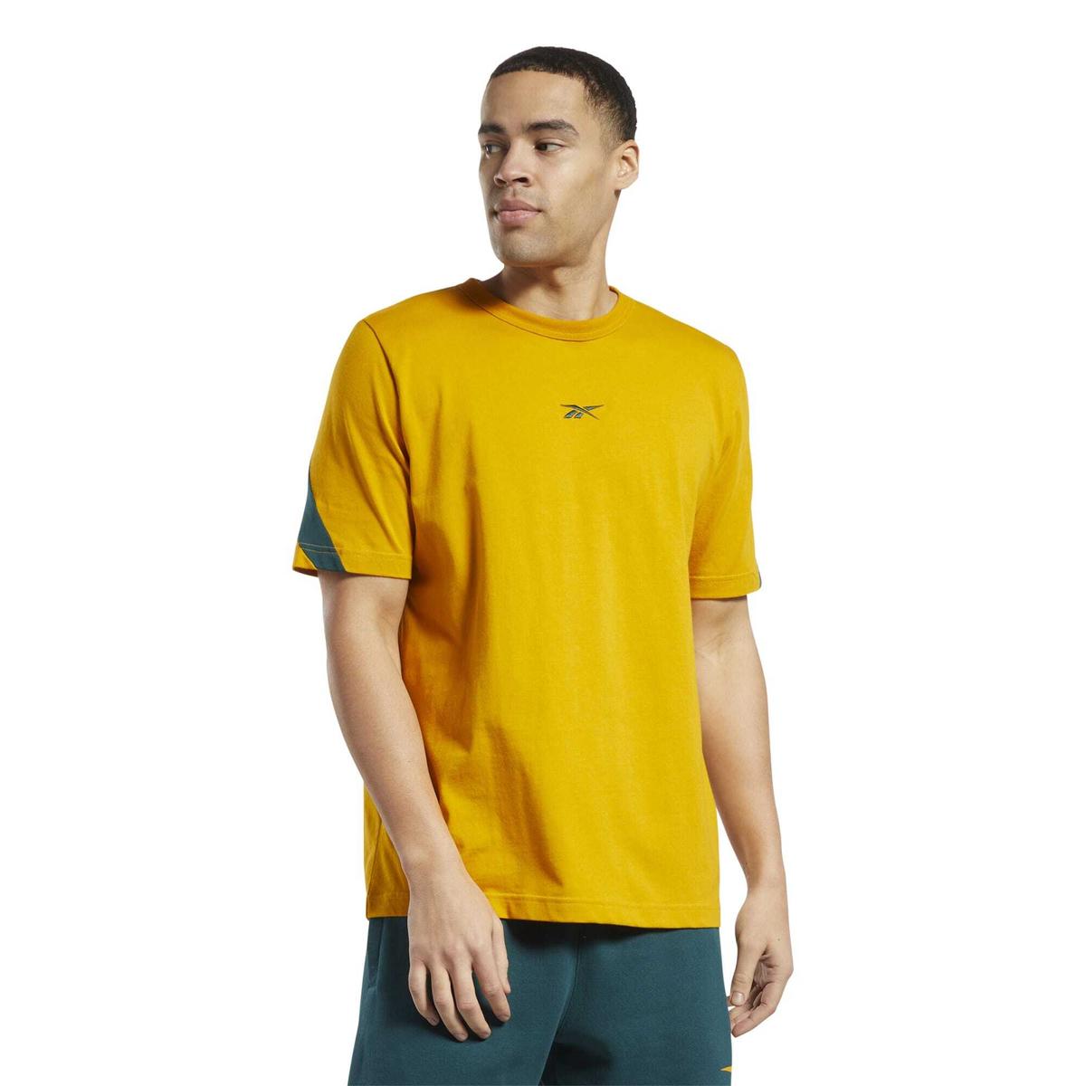 product/r/e/reebok-classics_hk7086_2_apparel_on_model_standard_view_white.jpg