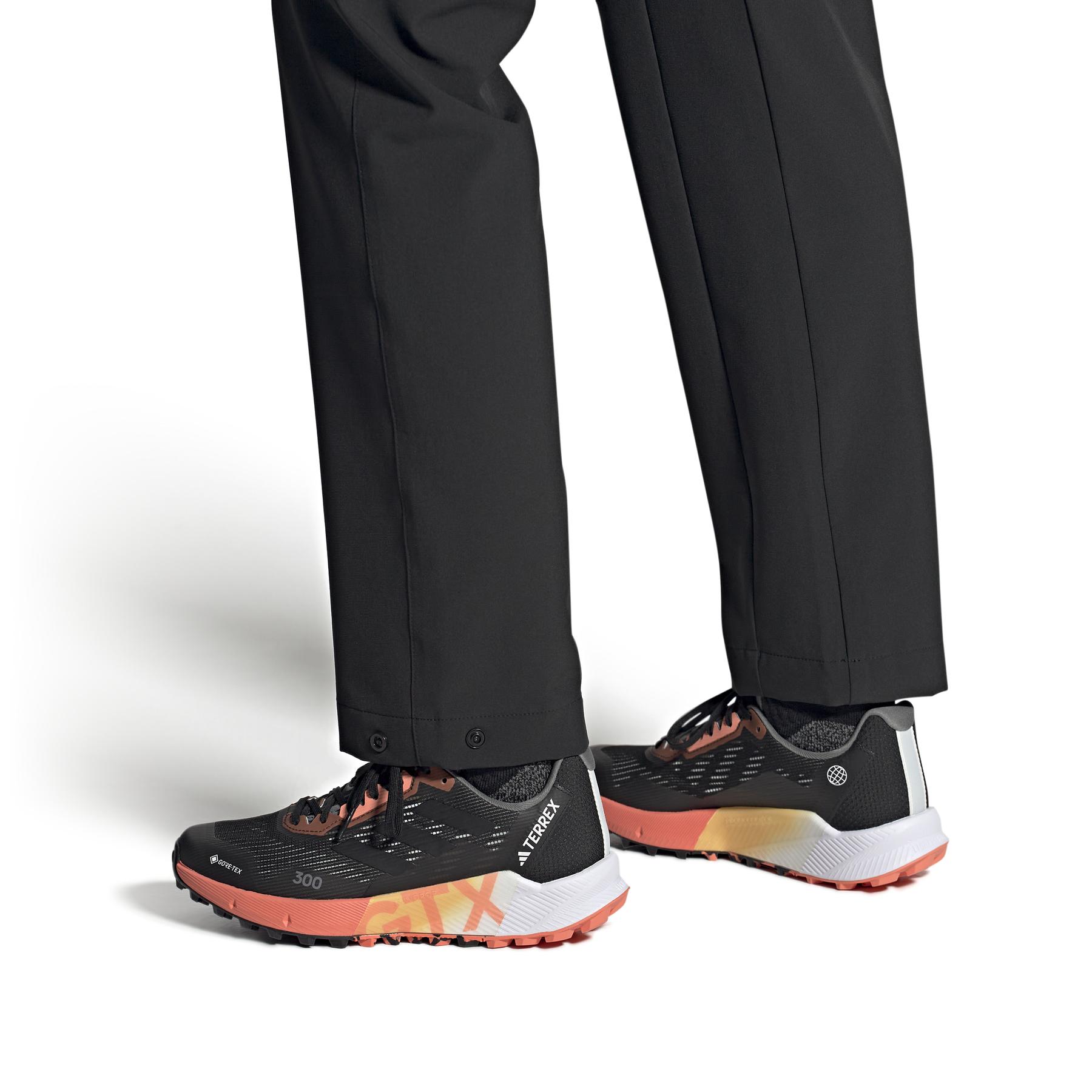 product/a/d/adidas_hr1146_11_footwear_on_model_front_view_white_000.jpg
