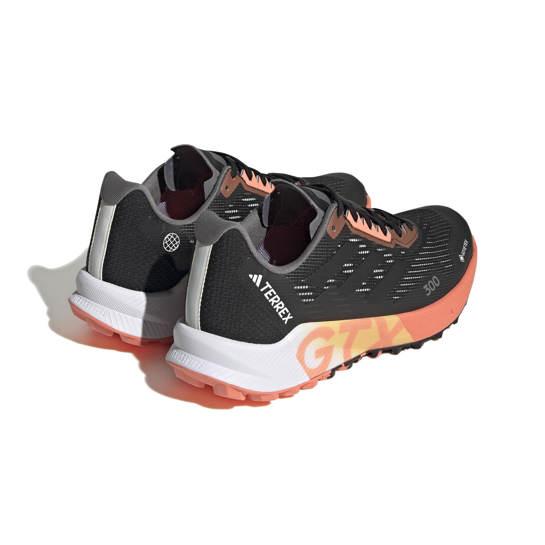 product/a/d/adidas_hr1146_7_footwear_photography_back_lateral_top_view_white_000.jpg