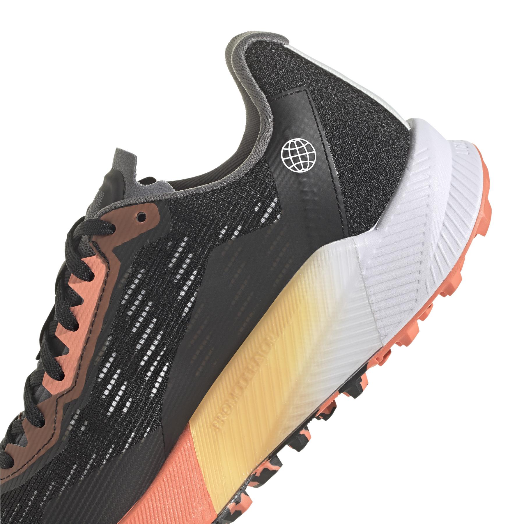 product/a/d/adidas_hr1146_8_footwear_photography_detail_view_1_white_000.jpg
