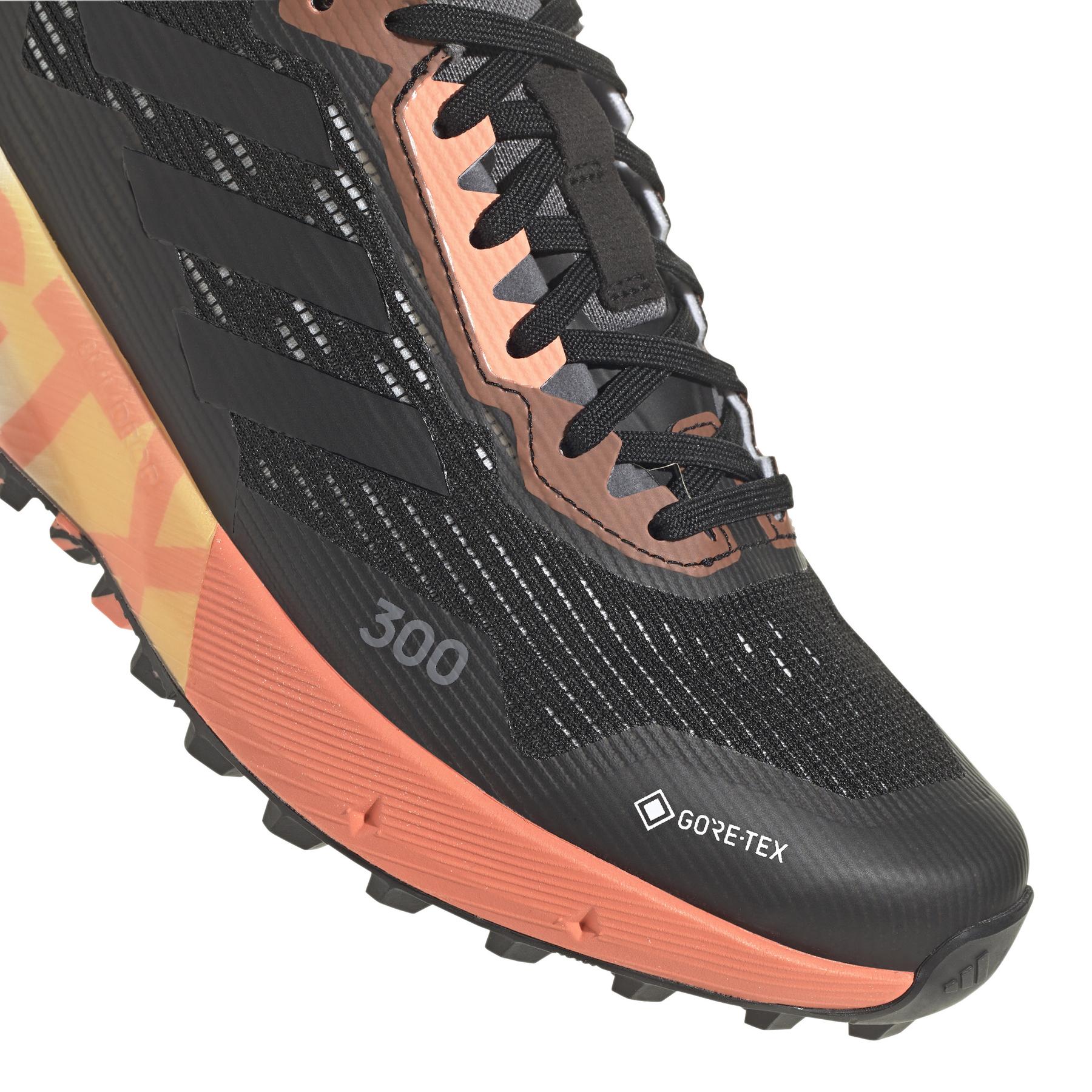product/a/d/adidas_hr1146_9_footwear_photography_detail_view_2_white_000.jpg