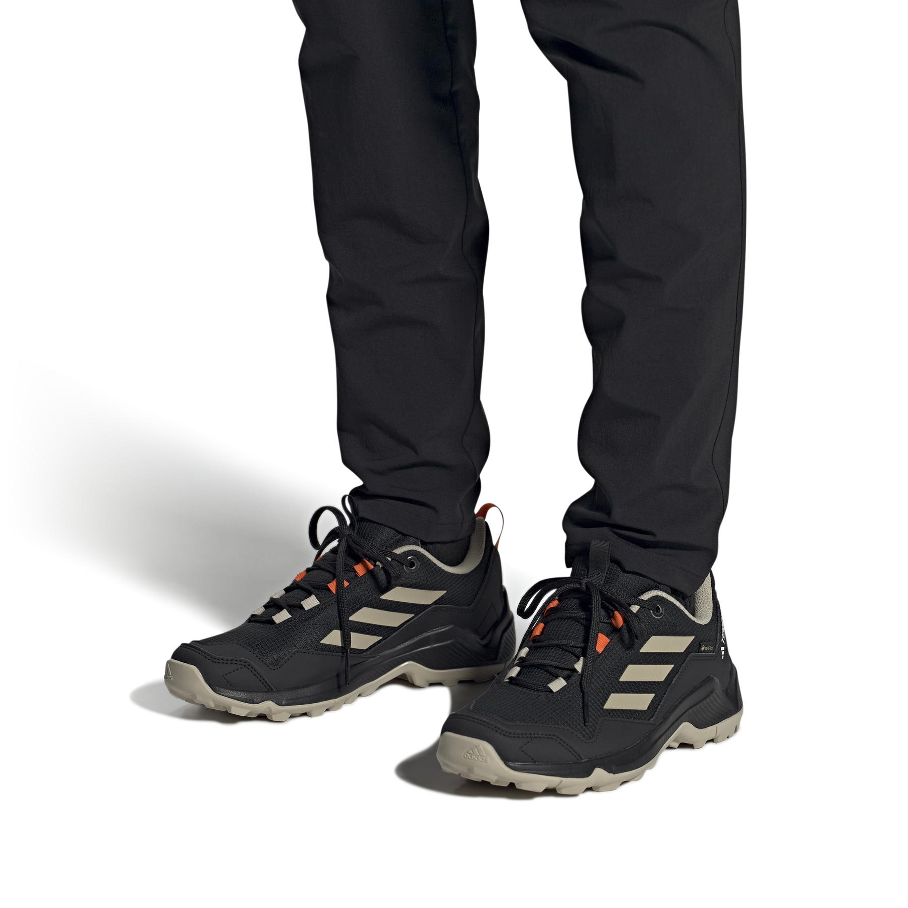 product/a/d/adidas_id7851_11_footwear_on_model_front_view_white.jpg
