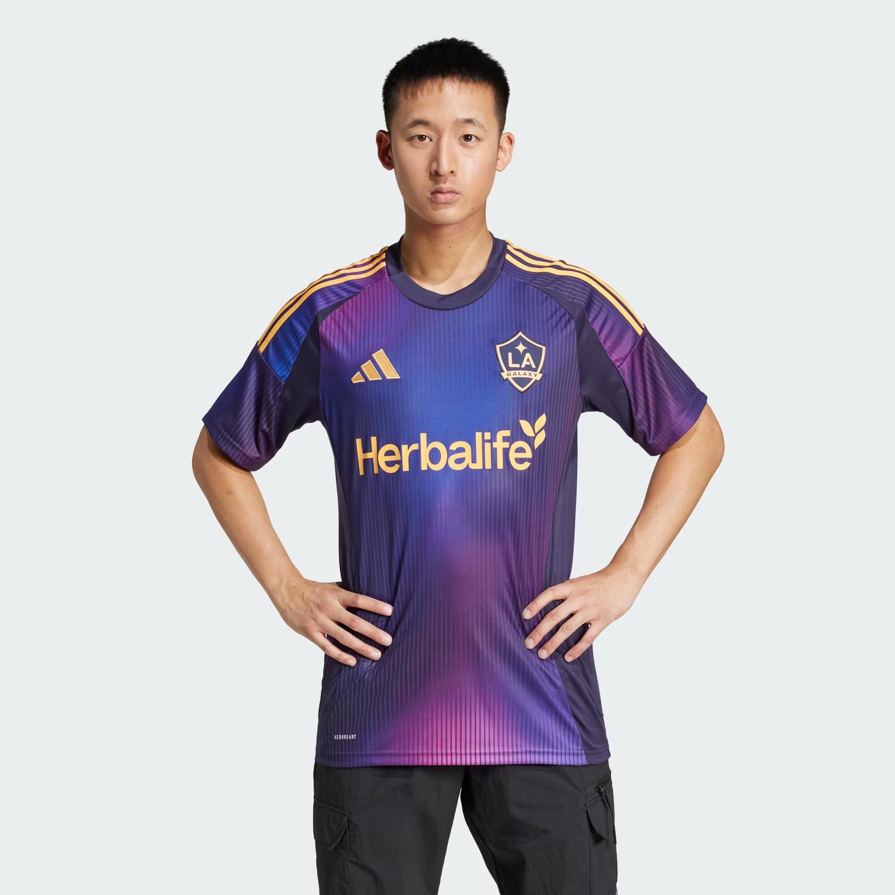 product/a/d/adidas_iv9853_nobink_3.jpg