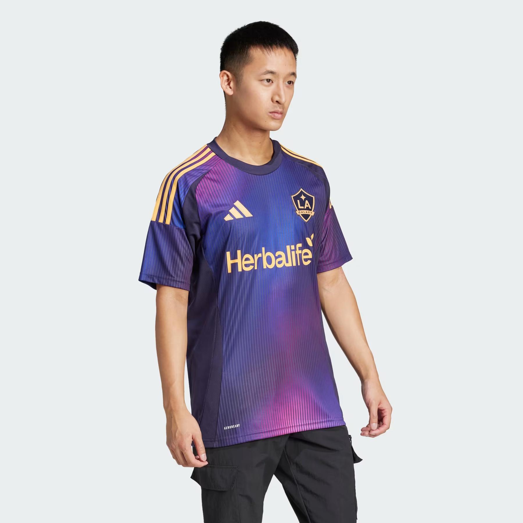 product/a/d/adidas_iv9853_nobink_4.jpg