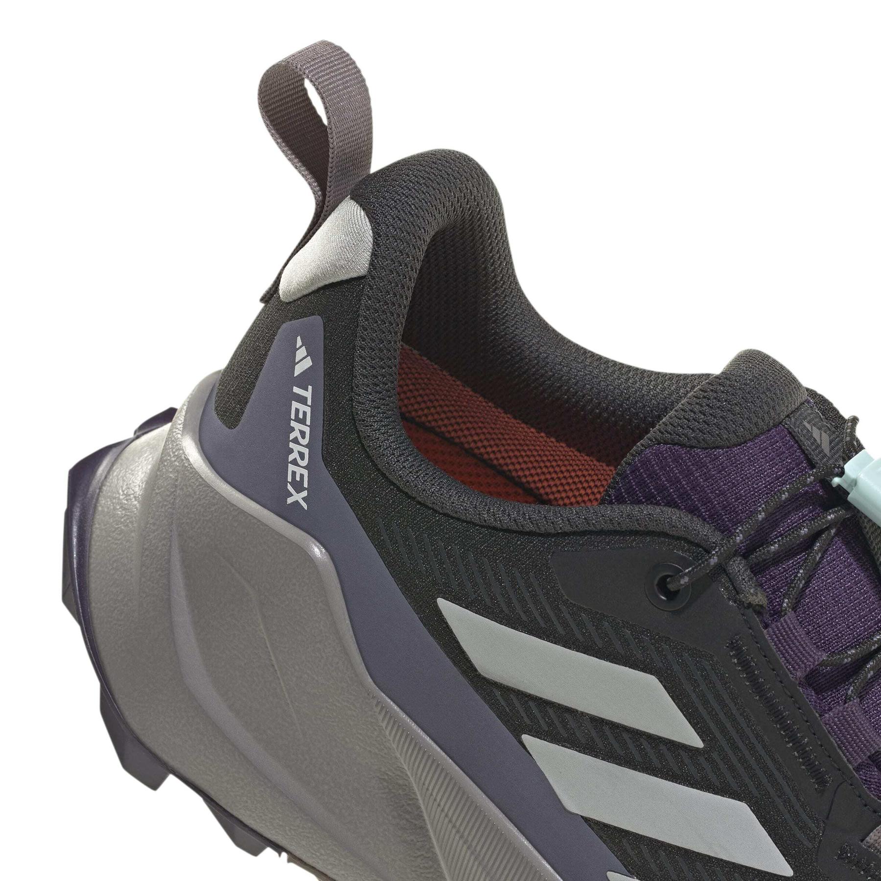 product/a/d/adidas_jq9943_8_footwear_photography_detail_view_1_white-nw091625.jpg