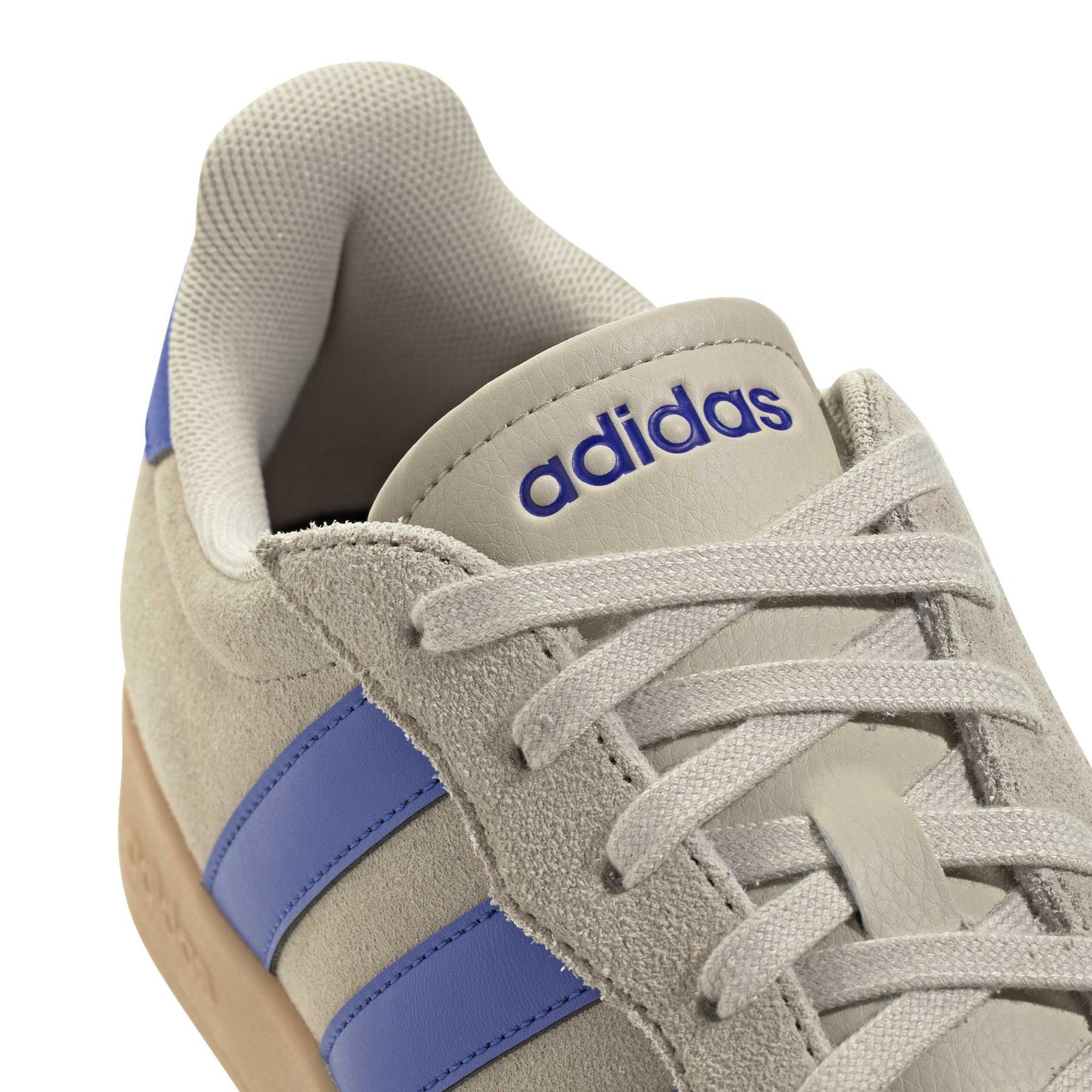 product/a/d/adidas_jr1327_8_footwear_photography_detail_view_1_white-nw091625.jpg