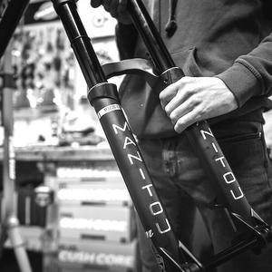 mecafo07-kit-d-entretien-velo-complet-manitou-dorado-noir-37-mm