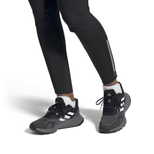product/a/d/adidas_fz3045_11_footwear_on_model_front_view_white_000.jpg