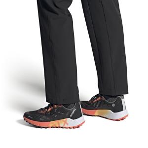 product/a/d/adidas_hr1146_11_footwear_on_model_front_view_white_000.jpg