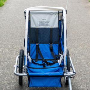 520139-remorque-fixation-moyeu-2-roues-enfant-optimiz-l60xl40xh56-bleu-gris-60x40x56-cm