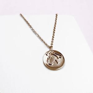 pt-pe-01-dp-gp-00-xx-pendentif-cheval-avec-breloques-femme-ponytail-co-gold-tu